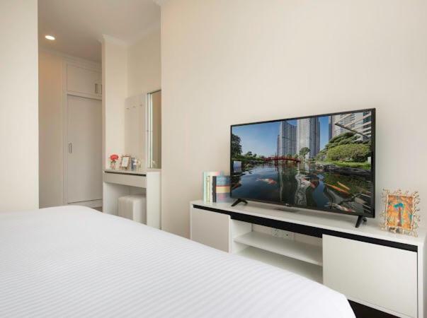 Luna Apartment- Vinhomes Park *