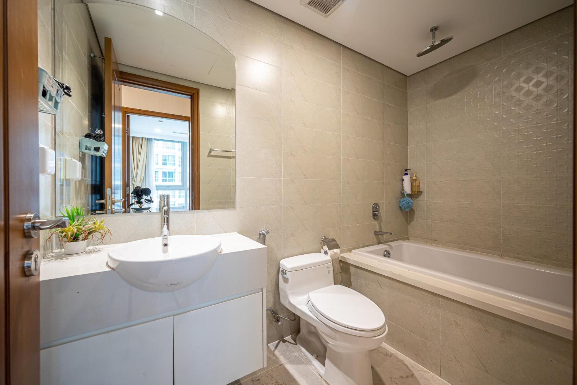 Luna Apartment- Vinhomes Park *